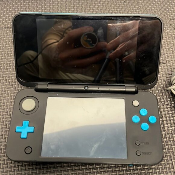 Nintendo 2DS PARTS ONLY - Picture 2 of 3